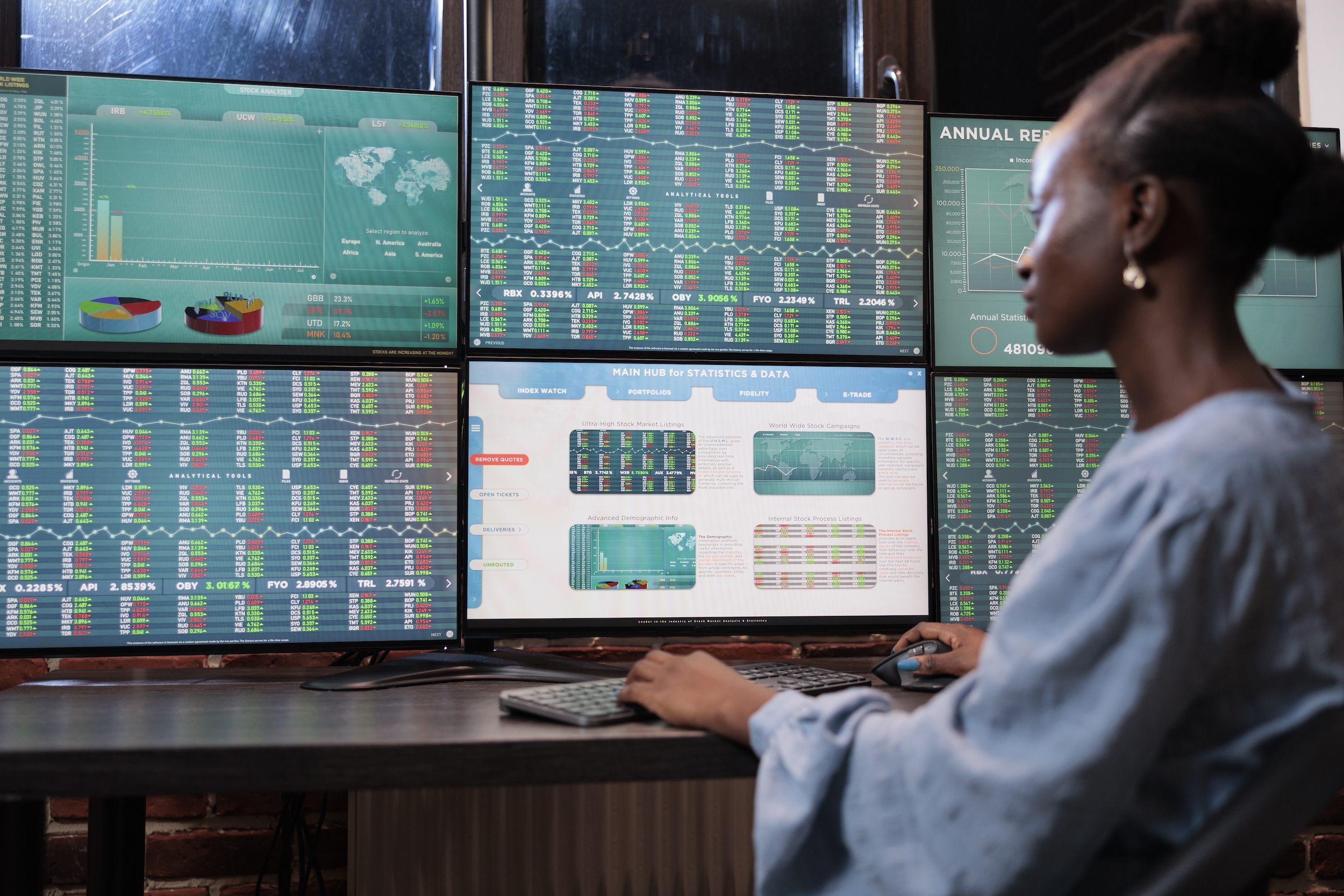 Analista revisando datos del mercado eléctrico en múltiples pantallas