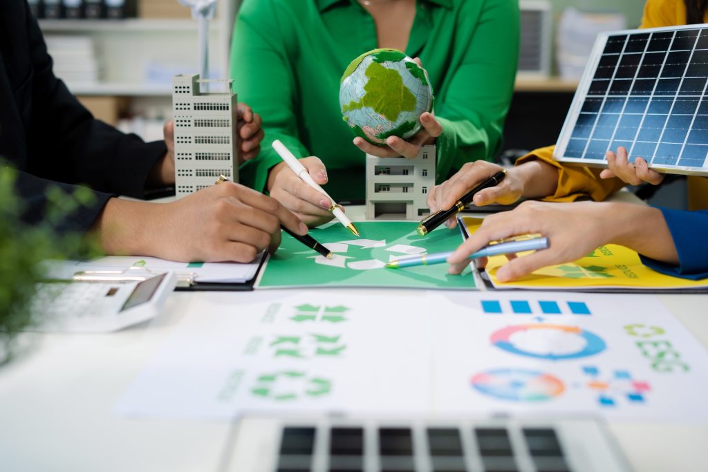 Equipo analizando datos de energía y sostenibilidad
