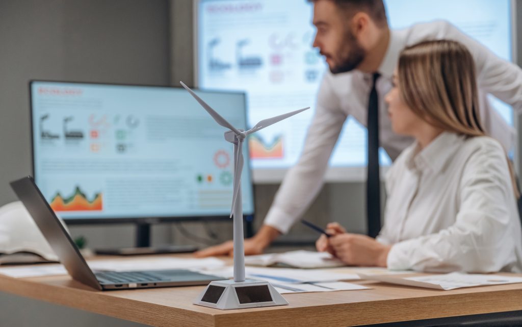 Ingenieros analizando datos de energía en oficina técnica