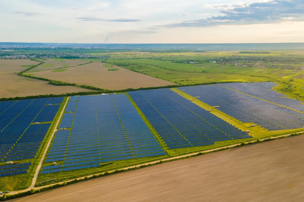 Parque solar fotovoltaico de gran escala visto desde el aire en zona rural