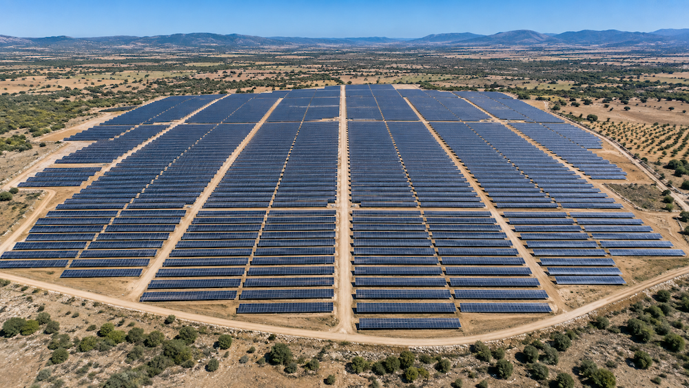 Vista aérea de una gran planta fotovoltaica en un paisaje semiárido de España