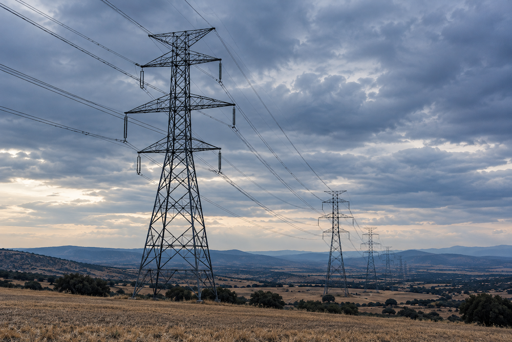 Torres de alta tensión y líneas eléctricas atravesando el campo en España